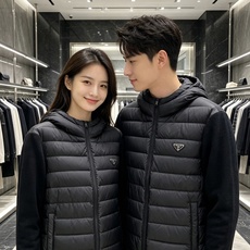 Prada 普拉达 2026秋冬新款拼接连帽轻薄羽绒服 前片竖条充棉分区锁温,侧边搭配弹力针织袖,上身完全不臃肿 胸口经 Prada 普拉达 2026秋冬新款拼接连帽轻薄羽绒服 前片竖条充棉分区锁温,侧边搭配弹力针织袖,上身完全不臃肿 胸口经
