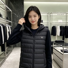 Prada 普拉达 2026秋冬新款拼接连帽轻薄羽绒服 前片竖条充棉分区锁温,侧边搭配弹力针织袖,上身完全不臃肿 胸口经 Prada 普拉达 2026秋冬新款拼接连帽轻薄羽绒服 前片竖条充棉分区锁温,侧边搭配弹力针织袖,上身完全不臃肿 胸口经