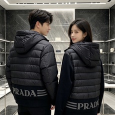 Prada 普拉达 2026秋冬新款拼接连帽轻薄羽绒服 前片竖条充棉分区锁温,侧边搭配弹力针织袖,上身完全不臃肿 胸口经 Prada 普拉达 2026秋冬新款拼接连帽轻薄羽绒服 前片竖条充棉分区锁温,侧边搭配弹力针织袖,上身完全不臃肿 胸口经