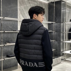 Prada 普拉达 2026秋冬新款拼接连帽轻薄羽绒服 前片竖条充棉分区锁温,侧边搭配弹力针织袖,上身完全不臃肿 胸口经 Prada 普拉达 2026秋冬新款拼接连帽轻薄羽绒服 前片竖条充棉分区锁温,侧边搭配弹力针织袖,上身完全不臃肿 胸口经
