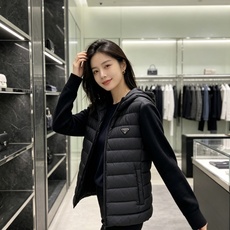 Prada 普拉达 2026秋冬新款拼接连帽轻薄羽绒服 前片竖条充棉分区锁温,侧边搭配弹力针织袖,上身完全不臃肿 胸口经 Prada 普拉达 2026秋冬新款拼接连帽轻薄羽绒服 前片竖条充棉分区锁温,侧边搭配弹力针织袖,上身完全不臃肿 胸口经