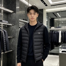 Prada 普拉达 2026秋冬新款拼接连帽轻薄羽绒服 前片竖条充棉分区锁温,侧边搭配弹力针织袖,上身完全不臃肿 胸口经 Prada 普拉达 2026秋冬新款拼接连帽轻薄羽绒服 前片竖条充棉分区锁温,侧边搭配弹力针织袖,上身完全不臃肿 胸口经