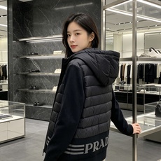 Prada 普拉达 2026秋冬新款拼接连帽轻薄羽绒服 前片竖条充棉分区锁温,侧边搭配弹力针织袖,上身完全不臃肿 胸口经 Prada 普拉达 2026秋冬新款拼接连帽轻薄羽绒服 前片竖条充棉分区锁温,侧边搭配弹力针织袖,上身完全不臃肿 胸口经