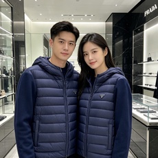 Prada 普拉达 2026秋冬新款拼接连帽轻薄羽绒服 前片竖条充棉分区锁温,侧边搭配弹力针织袖,上身完全不臃肿 胸口经 Prada 普拉达 2026秋冬新款拼接连帽轻薄羽绒服 前片竖条充棉分区锁温,侧边搭配弹力针织袖,上身完全不臃肿 胸口经