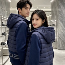 Prada 普拉达 2026秋冬新款拼接连帽轻薄羽绒服 前片竖条充棉分区锁温,侧边搭配弹力针织袖,上身完全不臃肿 胸口经 Prada 普拉达 2026秋冬新款拼接连帽轻薄羽绒服 前片竖条充棉分区锁温,侧边搭配弹力针织袖,上身完全不臃肿 胸口经