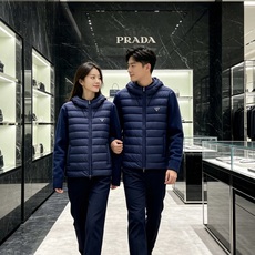 Prada 普拉达 2026秋冬新款拼接连帽轻薄羽绒服 前片竖条充棉分区锁温,侧边搭配弹力针织袖,上身完全不臃肿 胸口经 Prada 普拉达 2026秋冬新款拼接连帽轻薄羽绒服 前片竖条充棉分区锁温,侧边搭配弹力针织袖,上身完全不臃肿 胸口经