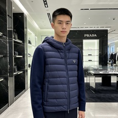 Prada 普拉达 2026秋冬新款拼接连帽轻薄羽绒服 前片竖条充棉分区锁温,侧边搭配弹力针织袖,上身完全不臃肿 胸口经 Prada 普拉达 2026秋冬新款拼接连帽轻薄羽绒服 前片竖条充棉分区锁温,侧边搭配弹力针织袖,上身完全不臃肿 胸口经
