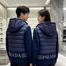 Prada 普拉达 2026秋冬新款拼接连帽轻薄羽绒服 前片竖条充棉分区锁温,侧边搭配弹力针织袖,上身完全不臃肿 胸口经 Prada 普拉达 2026秋冬新款拼接连帽轻薄羽绒服 前片竖条充棉分区锁温,侧边搭配弹力针织袖,上身完全不臃肿 胸口经