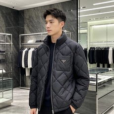 Prada 普拉达 2026秋冬轻奢菱格立领羽绒外套 菱形分格锁绒工艺,轻薄零负重,上身不显臃肿 立领防风设计,金属拉链 Prada 普拉达 2026秋冬轻奢菱格立领羽绒外套 菱形分格锁绒工艺,轻薄零负重,上身不显臃肿 立领防风设计,金属拉链