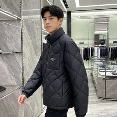 Prada 普拉达 2026秋冬轻奢菱格立领羽绒外套 菱形分格锁绒工艺,轻薄零负重,上身不显臃肿 立领防风设计,金属拉链 Prada 普拉达 2026秋冬轻奢菱格立领羽绒外套 菱形分格锁绒工艺,轻薄零负重,上身不显臃肿 立领防风设计,金属拉链