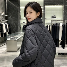 Prada 普拉达 2026秋冬轻奢菱格立领羽绒外套 菱形分格锁绒工艺,轻薄零负重,上身不显臃肿 立领防风设计,金属拉链 Prada 普拉达 2026秋冬轻奢菱格立领羽绒外套 菱形分格锁绒工艺,轻薄零负重,上身不显臃肿 立领防风设计,金属拉链