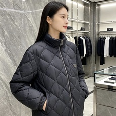 Prada 普拉达 2026秋冬轻奢菱格立领羽绒外套 菱形分格锁绒工艺,轻薄零负重,上身不显臃肿 立领防风设计,金属拉链 Prada 普拉达 2026秋冬轻奢菱格立领羽绒外套 菱形分格锁绒工艺,轻薄零负重,上身不显臃肿 立领防风设计,金属拉链