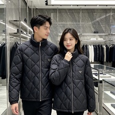 Prada 普拉达 2026秋冬轻奢菱格立领羽绒外套 菱形分格锁绒工艺,轻薄零负重,上身不显臃肿 立领防风设计,金属拉链 Prada 普拉达 2026秋冬轻奢菱格立领羽绒外套 菱形分格锁绒工艺,轻薄零负重,上身不显臃肿 立领防风设计,金属拉链