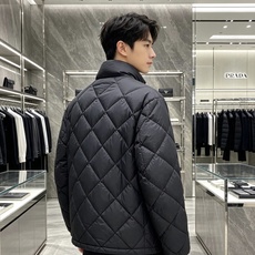 Prada 普拉达 2026秋冬轻奢菱格立领羽绒外套 菱形分格锁绒工艺,轻薄零负重,上身不显臃肿 立领防风设计,金属拉链 Prada 普拉达 2026秋冬轻奢菱格立领羽绒外套 菱形分格锁绒工艺,轻薄零负重,上身不显臃肿 立领防风设计,金属拉链