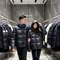 Moncler 蒙口 2026秋冬经典亮面连帽羽绒服 高光泽防风防水面料,大方格分仓充绒,饱满不跑绒,保暖力拉满 可调节 Moncler 蒙口 2026秋冬经典亮面连帽羽绒服 高光泽防风防水面料,大方格分仓充绒,饱满不跑绒,保暖力拉满 可调节