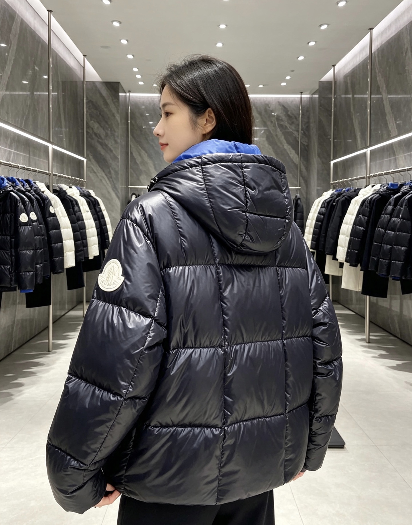 Moncler 蒙口 2026秋冬经典亮面连帽羽绒服 高光泽防风防水面料,大方格分仓充绒,饱满不跑绒,保暖力拉满 可调节 Moncler 蒙口 2026秋冬经典亮面连帽羽绒服 高光泽防风防水面料,大方格分仓充绒,饱满不跑绒,保暖力拉满 可调节