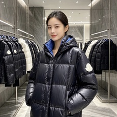 Moncler 蒙口 2026秋冬经典亮面连帽羽绒服 高光泽防风防水面料,大方格分仓充绒,饱满不跑绒,保暖力拉满 可调节 Moncler 蒙口 2026秋冬经典亮面连帽羽绒服 高光泽防风防水面料,大方格分仓充绒,饱满不跑绒,保暖力拉满 可调节