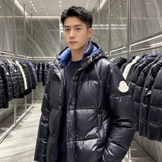 Moncler 蒙口 2026秋冬经典亮面连帽羽绒服 高光泽防风防水面料,大方格分仓充绒,饱满不跑绒,保暖力拉满 可调节 Moncler 蒙口 2026秋冬经典亮面连帽羽绒服 高光泽防风防水面料,大方格分仓充绒,饱满不跑绒,保暖力拉满 可调节