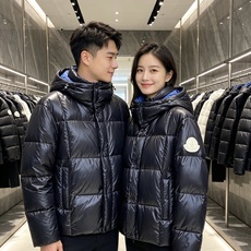 Moncler 蒙口 2026秋冬经典亮面连帽羽绒服 高光泽防风防水面料,大方格分仓充绒,饱满不跑绒,保暖力拉满 可调节 Moncler 蒙口 2026秋冬经典亮面连帽羽绒服 高光泽防风防水面料,大方格分仓充绒,饱满不跑绒,保暖力拉满 可调节