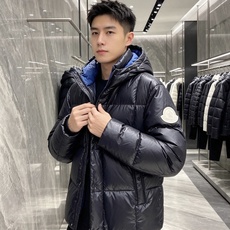 Moncler 蒙口 2026秋冬经典亮面连帽羽绒服 高光泽防风防水面料,大方格分仓充绒,饱满不跑绒,保暖力拉满 可调节 Moncler 蒙口 2026秋冬经典亮面连帽羽绒服 高光泽防风防水面料,大方格分仓充绒,饱满不跑绒,保暖力拉满 可调节