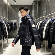 Moncler 蒙口 2026秋冬经典亮面连帽羽绒服 高光泽防风防水面料,大方格分仓充绒,饱满不跑绒,保暖力拉满 可调节 Moncler 蒙口 2026秋冬经典亮面连帽羽绒服 高光泽防风防水面料,大方格分仓充绒,饱满不跑绒,保暖力拉满 可调节