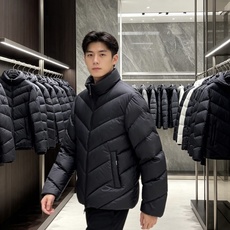 Moncler 蒙口 2026秋冬V型衍缝立领轻量羽绒服 定制斜向V型充绒分格,定型不跑绒,线条显瘦利落 高领防风立领设 Moncler 蒙口 2026秋冬V型衍缝立领轻量羽绒服 定制斜向V型充绒分格,定型不跑绒,线条显瘦利落 高领防风立领设