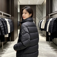 Moncler 蒙口 2026秋冬V型衍缝立领轻量羽绒服 定制斜向V型充绒分格,定型不跑绒,线条显瘦利落 高领防风立领设 Moncler 蒙口 2026秋冬V型衍缝立领轻量羽绒服 定制斜向V型充绒分格,定型不跑绒,线条显瘦利落 高领防风立领设