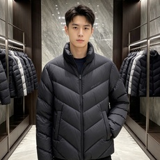 Moncler 蒙口 2026秋冬V型衍缝立领轻量羽绒服 定制斜向V型充绒分格,定型不跑绒,线条显瘦利落 高领防风立领设 Moncler 蒙口 2026秋冬V型衍缝立领轻量羽绒服 定制斜向V型充绒分格,定型不跑绒,线条显瘦利落 高领防风立领设