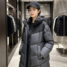 Moncler 蒙口 2026秋冬拼色连帽中长款羽绒服 黑灰撞色拼接设计,大方格分段充绒,蓬松饱满,锁绒不跑棉 立体加大 Moncler 蒙口 2026秋冬拼色连帽中长款羽绒服 黑灰撞色拼接设计,大方格分段充绒,蓬松饱满,锁绒不跑棉 立体加大
