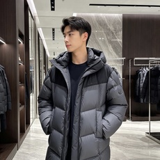 Moncler 蒙口 2026秋冬拼色连帽中长款羽绒服 黑灰撞色拼接设计,大方格分段充绒,蓬松饱满,锁绒不跑棉 立体加大 Moncler 蒙口 2026秋冬拼色连帽中长款羽绒服 黑灰撞色拼接设计,大方格分段充绒,蓬松饱满,锁绒不跑棉 立体加大