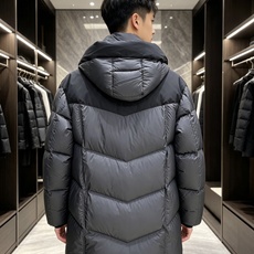 Moncler 蒙口 2026秋冬拼色连帽中长款羽绒服 黑灰撞色拼接设计,大方格分段充绒,蓬松饱满,锁绒不跑棉 立体加大 Moncler 蒙口 2026秋冬拼色连帽中长款羽绒服 黑灰撞色拼接设计,大方格分段充绒,蓬松饱满,锁绒不跑棉 立体加大