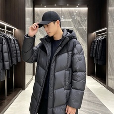 Moncler 蒙口 2026秋冬拼色连帽中长款羽绒服 黑灰撞色拼接设计,大方格分段充绒,蓬松饱满,锁绒不跑棉 立体加大 Moncler 蒙口 2026秋冬拼色连帽中长款羽绒服 黑灰撞色拼接设计,大方格分段充绒,蓬松饱满,锁绒不跑棉 立体加大