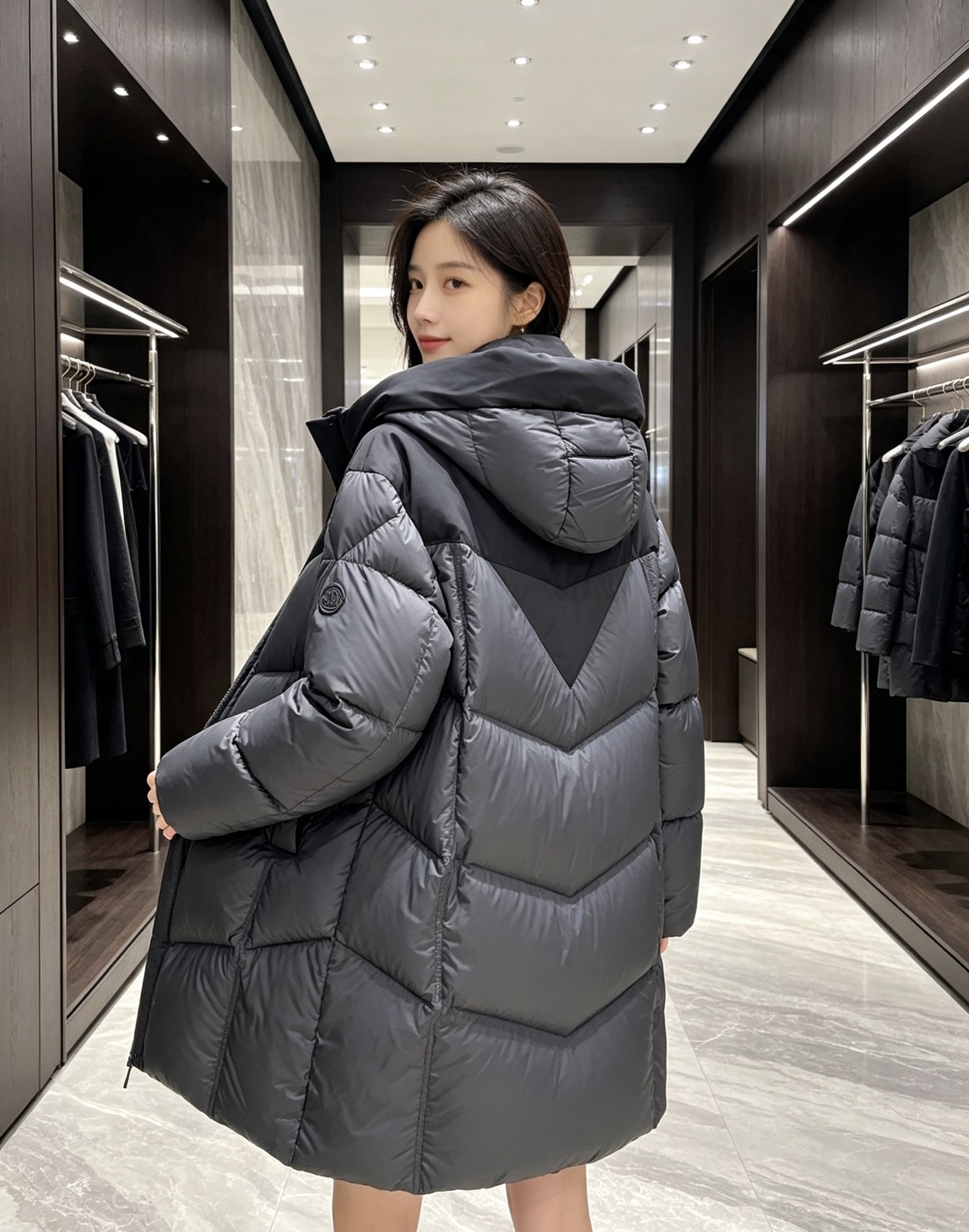 Moncler 蒙口 2026秋冬拼色连帽中长款羽绒服 黑灰撞色拼接设计,大方格分段充绒,蓬松饱满,锁绒不跑棉 立体加大 Moncler 蒙口 2026秋冬拼色连帽中长款羽绒服 黑灰撞色拼接设计,大方格分段充绒,蓬松饱满,锁绒不跑棉 立体加大