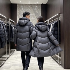 Moncler 蒙口 2026秋冬拼色连帽中长款羽绒服 黑灰撞色拼接设计,大方格分段充绒,蓬松饱满,锁绒不跑棉 立体加大 Moncler 蒙口 2026秋冬拼色连帽中长款羽绒服 黑灰撞色拼接设计,大方格分段充绒,蓬松饱满,锁绒不跑棉 立体加大