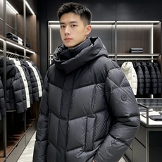 Moncler 蒙口 2026秋冬新款黑灰拼色连帽短款加厚羽绒服 撞色拼接V型分格充绒,蓬松度充足,锁绒不跑棉,御寒能力 Moncler 蒙口 2026秋冬新款黑灰拼色连帽短款加厚羽绒服 撞色拼接V型分格充绒,蓬松度充足,锁绒不跑棉,御寒能力