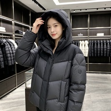 Moncler 蒙口 2026秋冬新款黑灰拼色连帽短款加厚羽绒服 撞色拼接V型分格充绒,蓬松度充足,锁绒不跑棉,御寒能力 Moncler 蒙口 2026秋冬新款黑灰拼色连帽短款加厚羽绒服 撞色拼接V型分格充绒,蓬松度充足,锁绒不跑棉,御寒能力