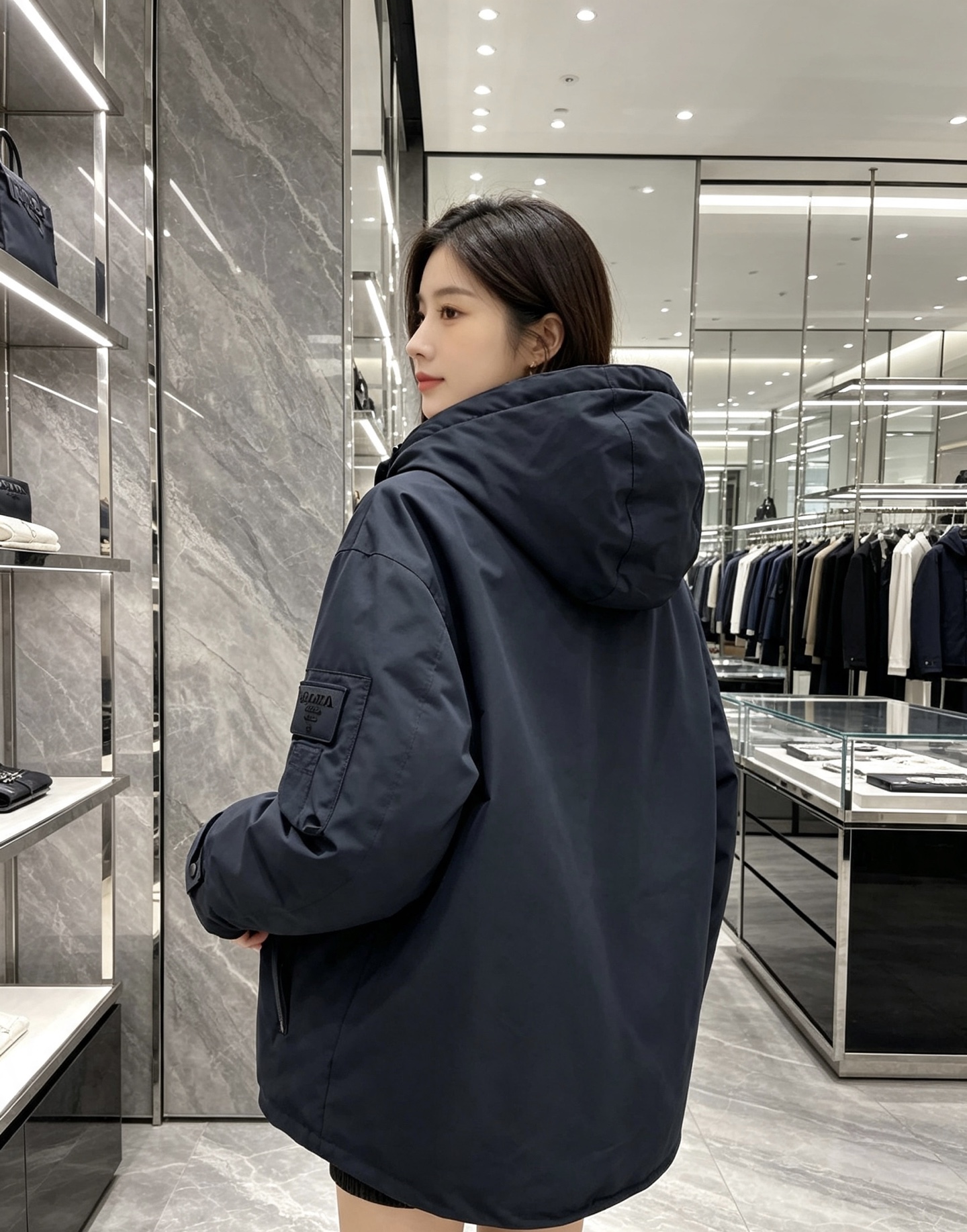 Prada 普拉达 2026秋冬新款工装连帽短款羽绒服外套,防风梭织面料,挺括抗皱,防水耐穿 可拆卸立体连帽,秋冬大风天 Prada 普拉达 2026秋冬新款工装连帽短款羽绒服外套,防风梭织面料,挺括抗皱,防水耐穿 可拆卸立体连帽,秋冬大风天