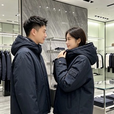 Prada 普拉达 2026秋冬新款工装连帽短款羽绒服外套,防风梭织面料,挺括抗皱,防水耐穿 可拆卸立体连帽,秋冬大风天 Prada 普拉达 2026秋冬新款工装连帽短款羽绒服外套,防风梭织面料,挺括抗皱,防水耐穿 可拆卸立体连帽,秋冬大风天