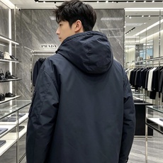 Prada 普拉达 2026秋冬新款工装连帽短款羽绒服外套,防风梭织面料,挺括抗皱,防水耐穿 可拆卸立体连帽,秋冬大风天 Prada 普拉达 2026秋冬新款工装连帽短款羽绒服外套,防风梭织面料,挺括抗皱,防水耐穿 可拆卸立体连帽,秋冬大风天