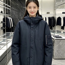 Prada 普拉达 2026秋冬新款工装连帽短款羽绒服外套,防风梭织面料,挺括抗皱,防水耐穿 可拆卸立体连帽,秋冬大风天 Prada 普拉达 2026秋冬新款工装连帽短款羽绒服外套,防风梭织面料,挺括抗皱,防水耐穿 可拆卸立体连帽,秋冬大风天