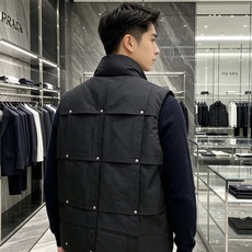 Prada 普拉达 2026秋冬新款立领羽绒马甲男士款 纯黑色高密防风面料,方格分段充绒,金属铆钉装饰分格,造型立体感十 Prada 普拉达 2026秋冬新款立领羽绒马甲男士款 纯黑色高密防风面料,方格分段充绒,金属铆钉装饰分格,造型立体感十