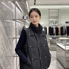 Prada 普拉达 2026秋冬新款立领羽绒马甲男士款 纯黑色高密防风面料,方格分段充绒,金属铆钉装饰分格,造型立体感十 Prada 普拉达 2026秋冬新款立领羽绒马甲男士款 纯黑色高密防风面料,方格分段充绒,金属铆钉装饰分格,造型立体感十