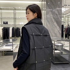Prada 普拉达 2026秋冬新款立领羽绒马甲男士款 纯黑色高密防风面料,方格分段充绒,金属铆钉装饰分格,造型立体感十 Prada 普拉达 2026秋冬新款立领羽绒马甲男士款 纯黑色高密防风面料,方格分段充绒,金属铆钉装饰分格,造型立体感十