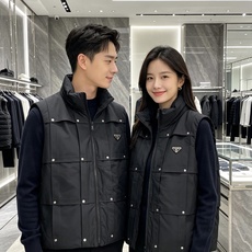 Prada 普拉达 2026秋冬新款立领羽绒马甲男士款 纯黑色高密防风面料,方格分段充绒,金属铆钉装饰分格,造型立体感十 Prada 普拉达 2026秋冬新款立领羽绒马甲男士款 纯黑色高密防风面料,方格分段充绒,金属铆钉装饰分格,造型立体感十