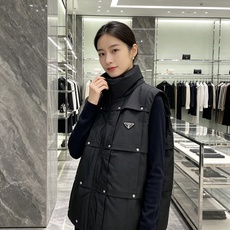 Prada 普拉达 2026秋冬新款立领羽绒马甲男士款 纯黑色高密防风面料,方格分段充绒,金属铆钉装饰分格,造型立体感十 Prada 普拉达 2026秋冬新款立领羽绒马甲男士款 纯黑色高密防风面料,方格分段充绒,金属铆钉装饰分格,造型立体感十