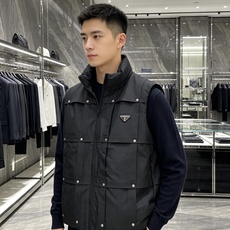 Prada 普拉达 2026秋冬新款立领羽绒马甲男士款 纯黑色高密防风面料,方格分段充绒,金属铆钉装饰分格,造型立体感十 Prada 普拉达 2026秋冬新款立领羽绒马甲男士款 纯黑色高密防风面料,方格分段充绒,金属铆钉装饰分格,造型立体感十