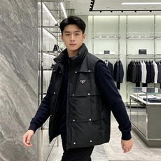 Prada 普拉达 2026秋冬新款立领羽绒马甲男士款 纯黑色高密防风面料,方格分段充绒,金属铆钉装饰分格,造型立体感十 Prada 普拉达 2026秋冬新款立领羽绒马甲男士款 纯黑色高密防风面料,方格分段充绒,金属铆钉装饰分格,造型立体感十