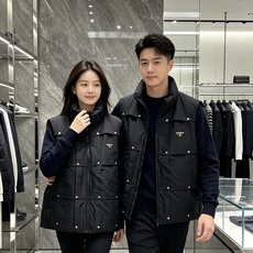 Prada 普拉达 2026秋冬新款立领羽绒马甲男士款 纯黑色高密防风面料,方格分段充绒,金属铆钉装饰分格,造型立体感十 Prada 普拉达 2026秋冬新款立领羽绒马甲男士款 纯黑色高密防风面料,方格分段充绒,金属铆钉装饰分格,造型立体感十