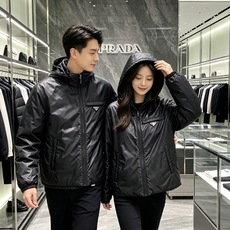Prada 普拉达 2026秋冬新款|Prada梅西同款轻薄连帽羽绒✨ 95高纯度白鸭绒填充,轻便无臃肿感 三防再生尼龙 Prada 普拉达 2026秋冬新款|Prada梅西同款轻薄连帽羽绒✨ 95高纯度白鸭绒填充,轻便无臃肿感 三防再生尼龙