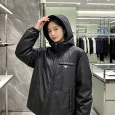Prada 普拉达 2026秋冬新款|Prada梅西同款轻薄连帽羽绒✨ 95高纯度白鸭绒填充,轻便无臃肿感 三防再生尼龙 Prada 普拉达 2026秋冬新款|Prada梅西同款轻薄连帽羽绒✨ 95高纯度白鸭绒填充,轻便无臃肿感 三防再生尼龙